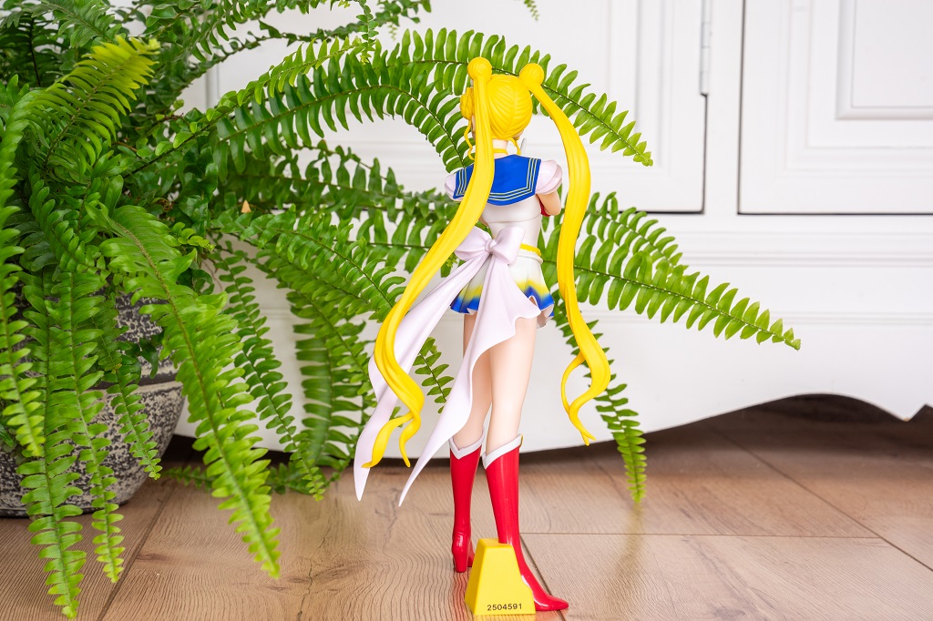 Super Sailor Moon Figur Rückansicht