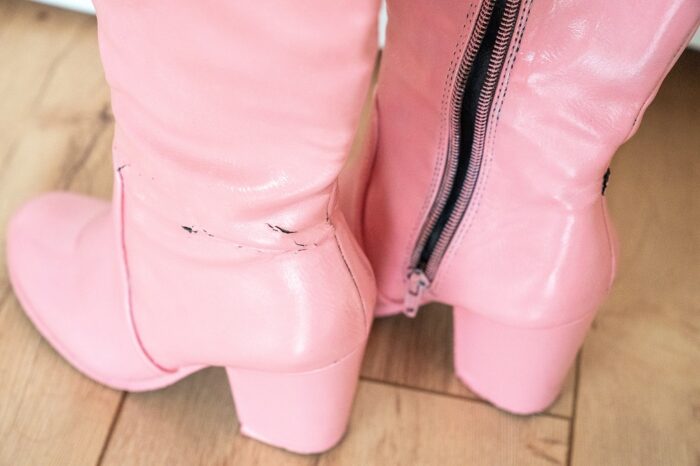 Sailor Chibi Moon Stiefel kaputt Details